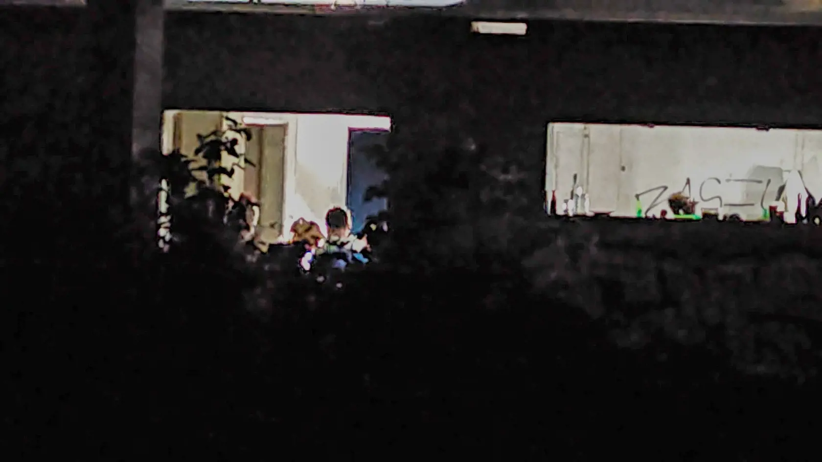 Podľa svedkov bolo počuť z miesta činu krik a hádky.