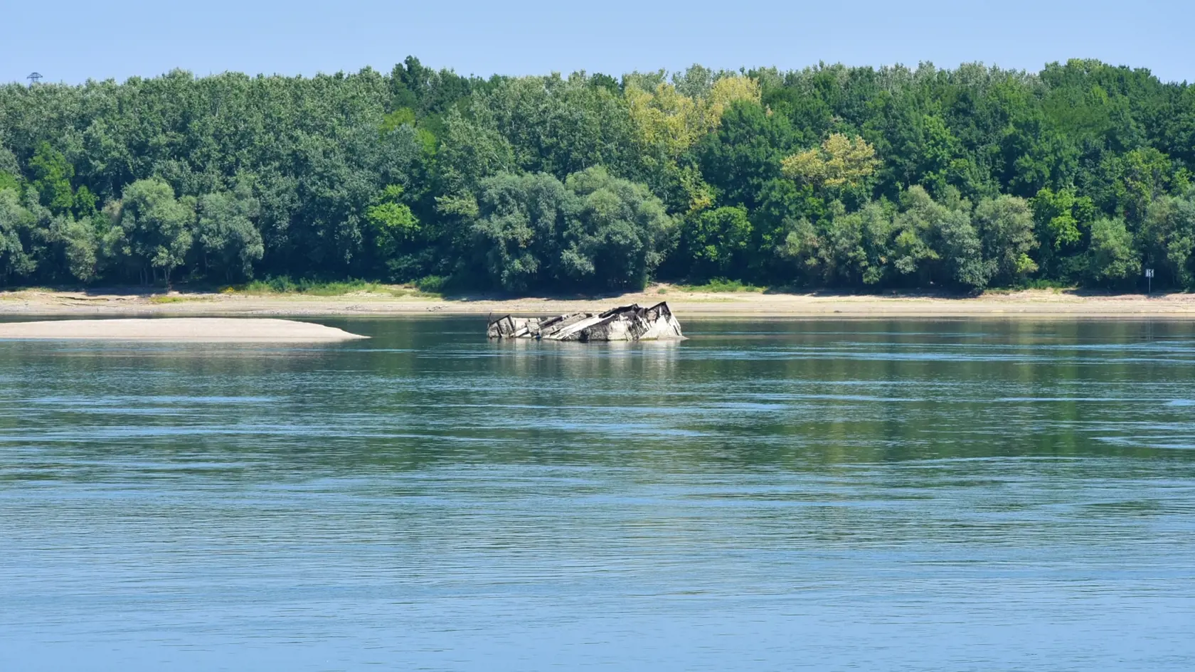 Jedna  z potopených nacistických lodí pri srbskej obci Prahovo.