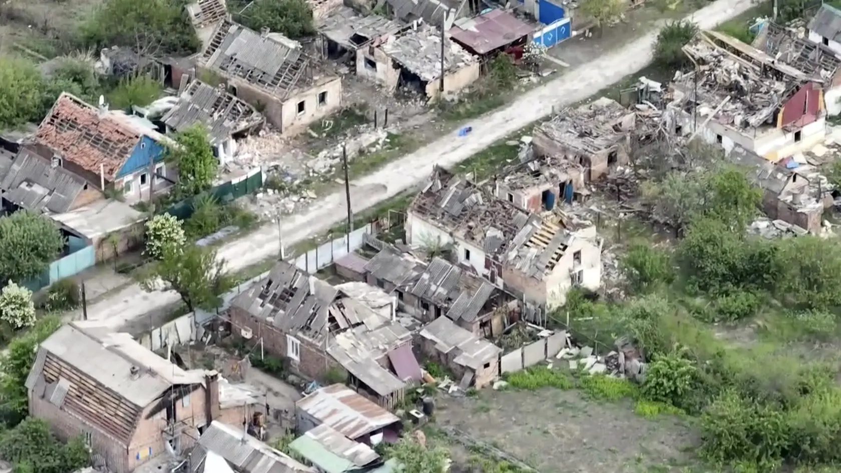 Na snímke z dronu, ktorú získala americká agentúra Associated Press, zničená obec Očeretyne, ktorá je cieľom ostreľovania ruskej armády v Doneckej oblasti na východe Ukrajiny.