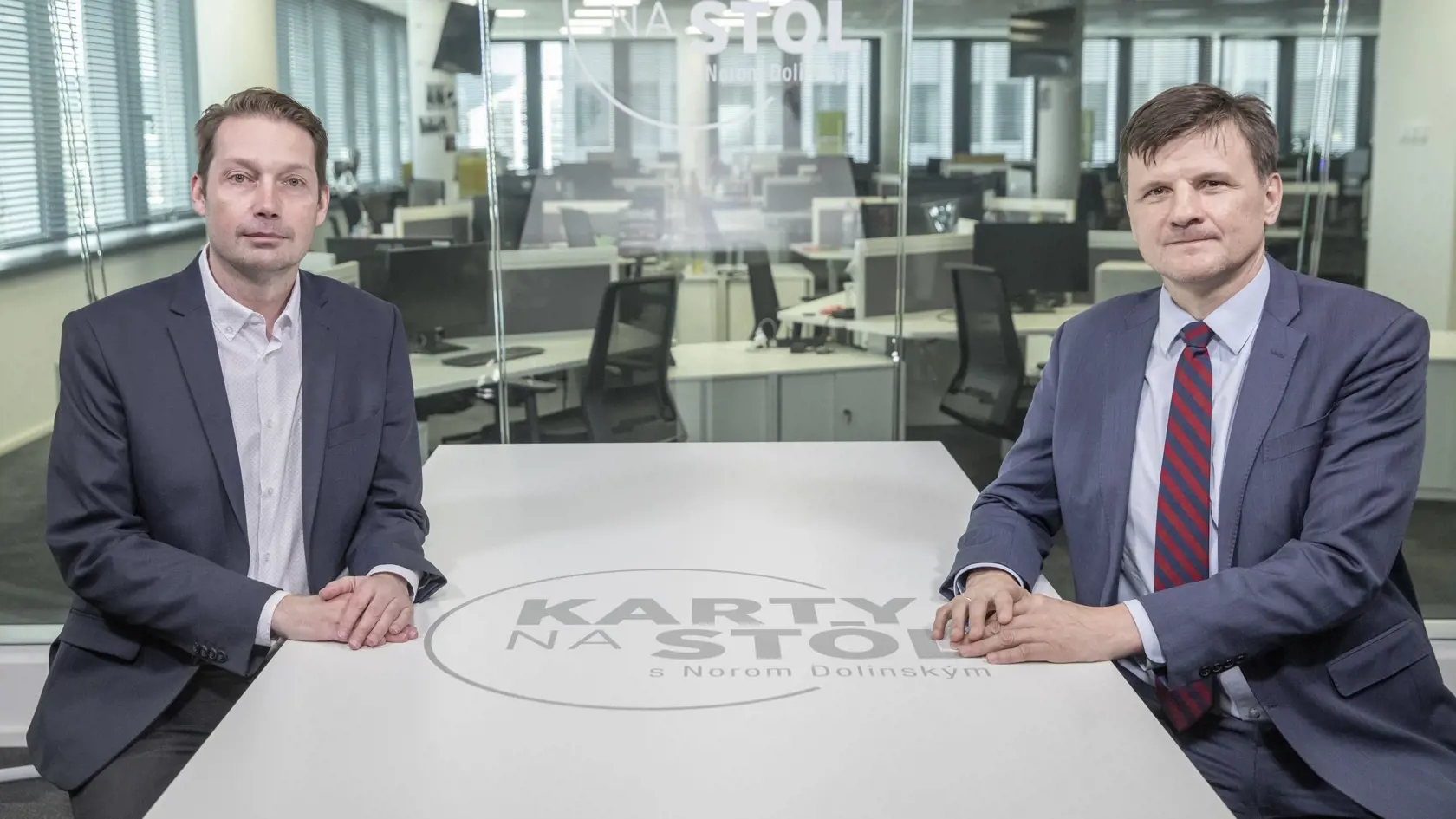 Na snímke je  diskusná relácia “Karty na stôl”, ktorej hosťom bol poslanec Národnej rady Slovenskej republiky za SaS a podnikateľ v gastronómii Alojz Hlina.