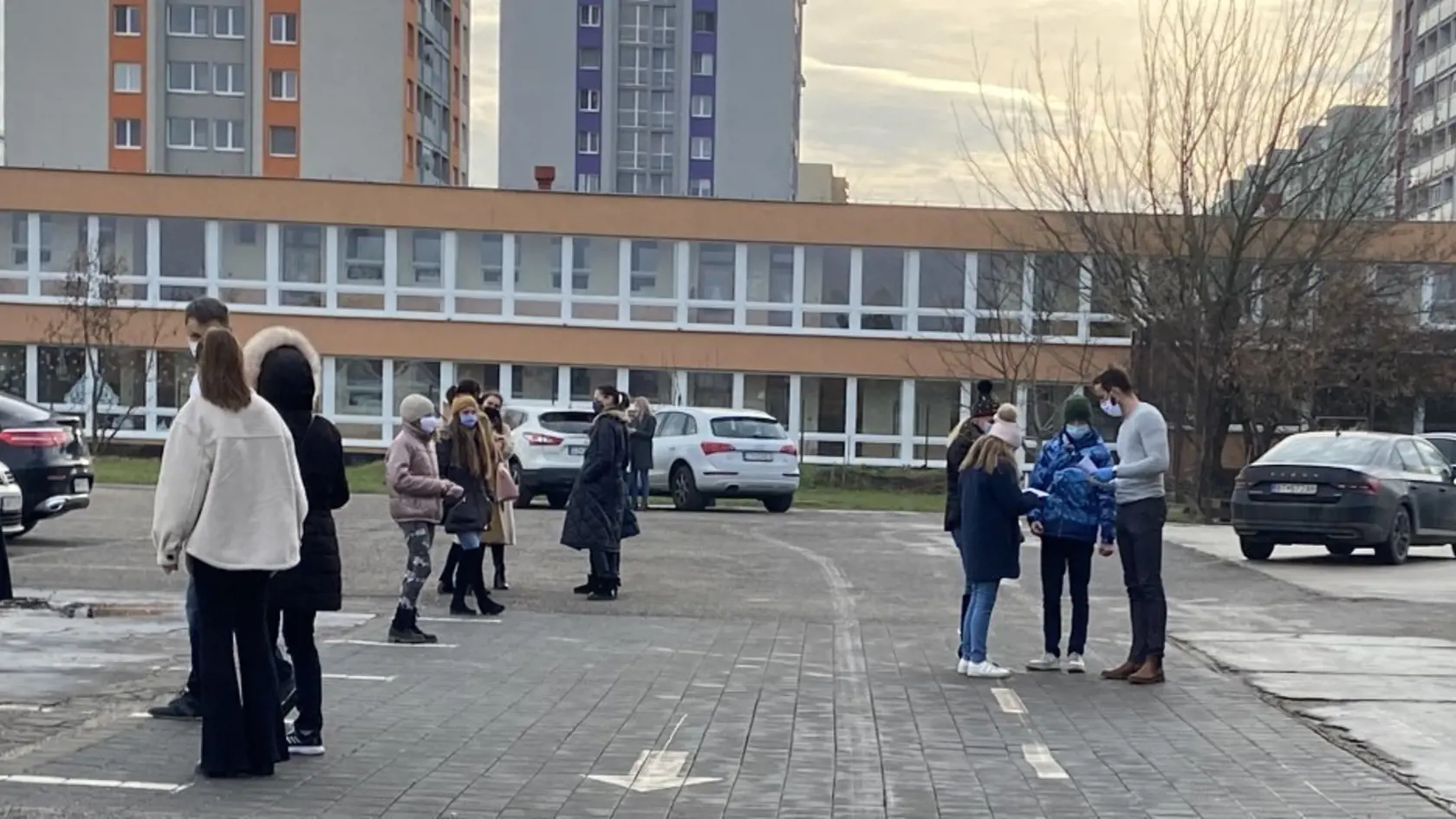 Rodiny prichádzali priebežne, takže sa netvorili dlhé rady. Otestovaní potom vonku čakali na výsledok. Deti aj rodičia sa zhodujú v tom, že na návrat do tried je najvyšší čas. „Konečne sa začneme normálne učiť," komentovali žiačky druhého stupňa po obdržaní negatívneho výsledku testu.
