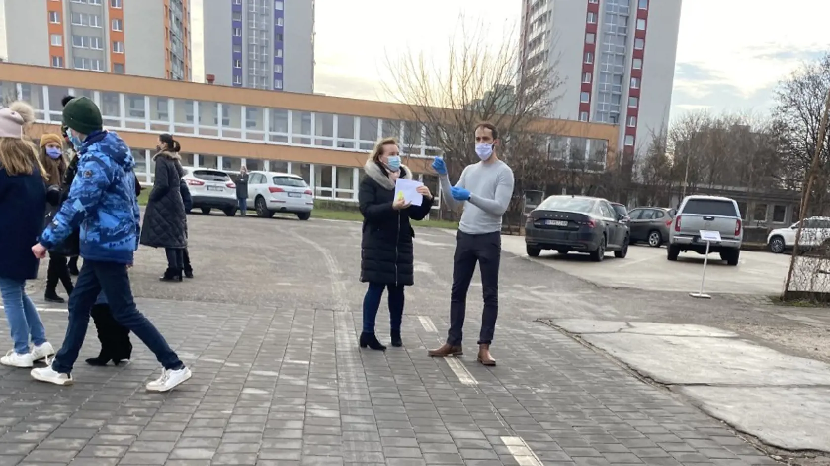 Rodiny prichádzali priebežne, takže sa netvorili dlhé rady. Otestovaní potom vonku čakali na výsledok. Deti aj rodičia sa zhodujú v tom, že na návrat do tried je najvyšší čas. „Konečne sa začneme normálne učiť," komentovali žiačky druhého stupňa po obdržaní negatívneho výsledku testu.