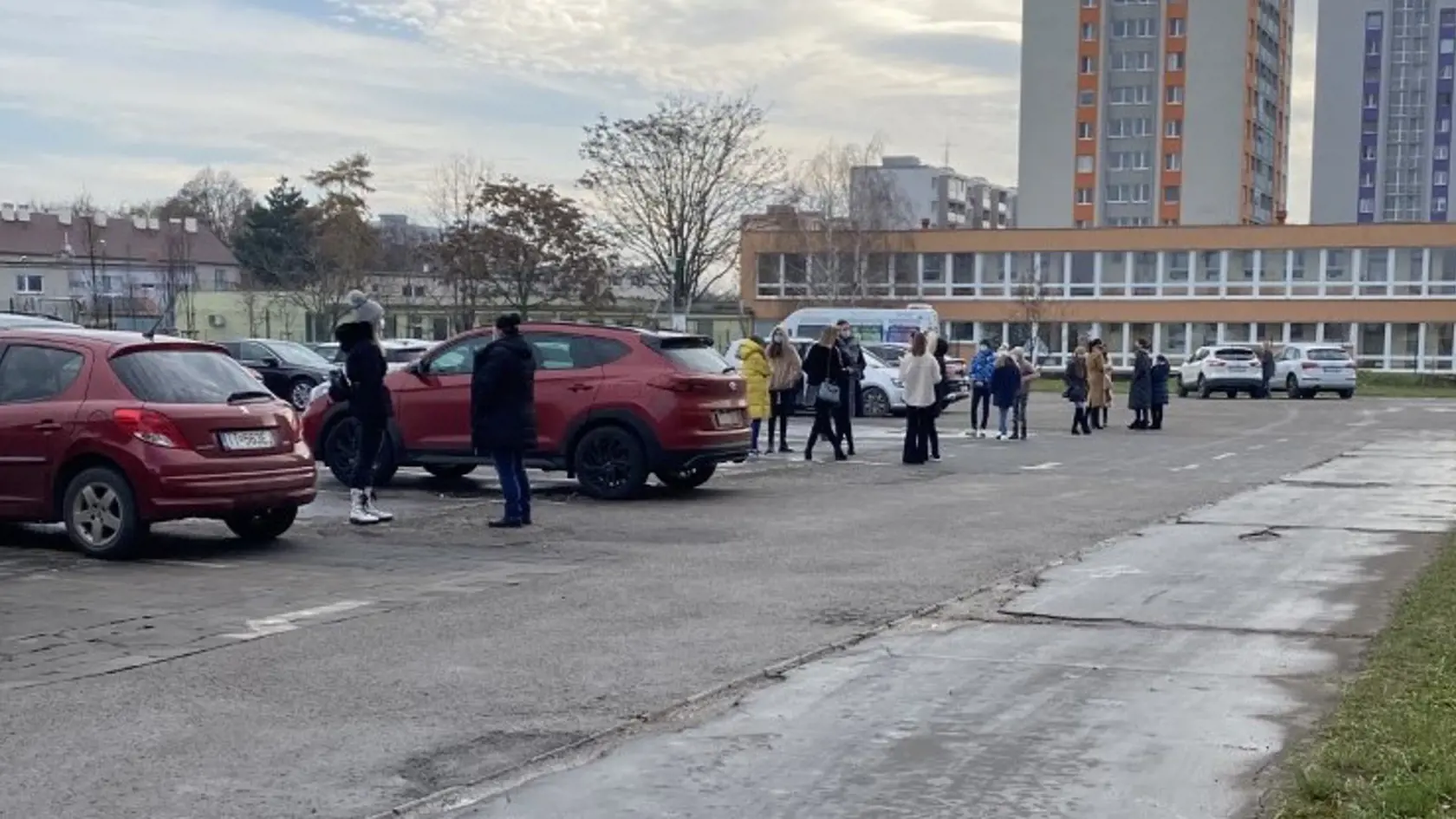 Rodiny prichádzali priebežne, takže sa netvorili dlhé rady. Otestovaní potom vonku čakali na výsledok. Deti aj rodičia sa zhodujú v tom, že na návrat do tried je najvyšší čas. „Konečne sa začneme normálne učiť," komentovali žiačky druhého stupňa po obdržaní negatívneho výsledku testu.