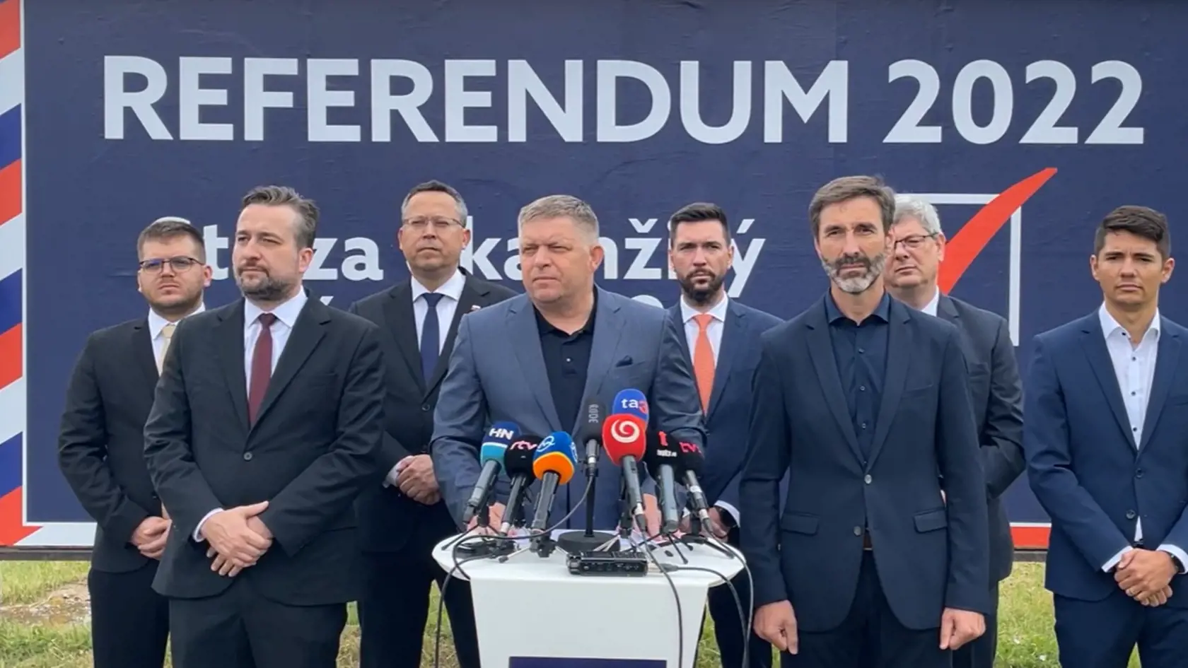 Tlačová konferencia Smeru k petičnej akcii za referendum.