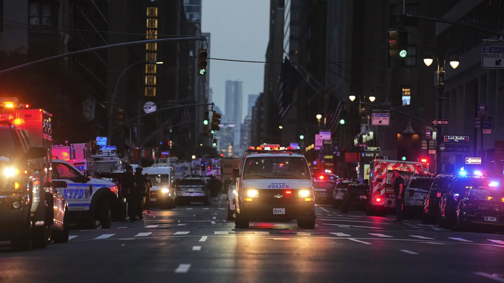 Útočník na Manhattane zastrelil najmenej päť osôb.
