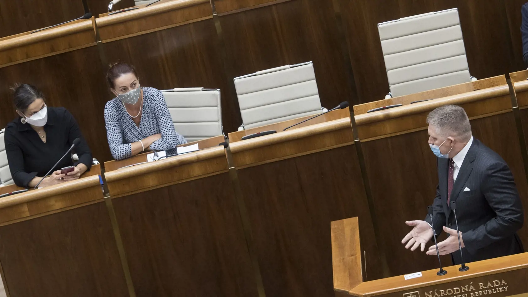 Ministerka spravodlivosti SR Mária Kolíková (Za ľudí), poslanci NR SR Andrea Letanovská (Za ľudí) a Robert Fico (Smer-SD) počas mimoriadnej schôdze NR SR, na ktorej sa poslanci budú venovať vládnej novele zákona o ochrane, podpore a rozvoji verejného zdravia, 13. októbra 2020 v Bratislave.