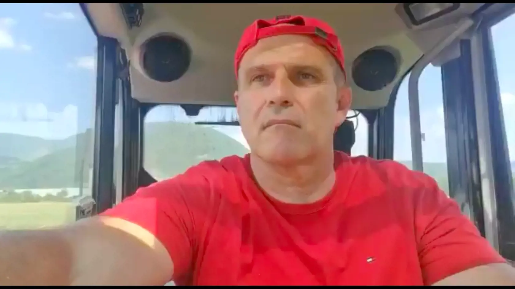Bývalý policajný prezident sa na Facebooku pochválil videom, na ktorom šoféruje traktor.
