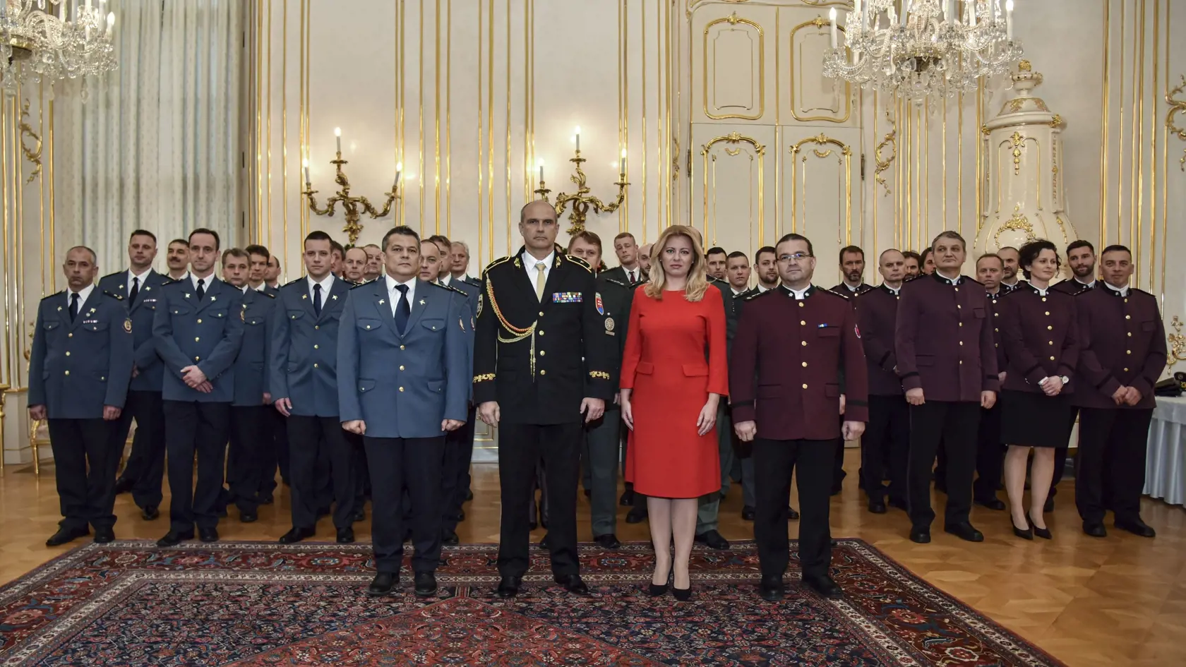 V popredí prezidentka SR Zuzana Čaputová, napravo riaditeľ Horskej záchrannej služby Jozef Janiga, druhý zľava exprezident Policajného zboru (PZ) SR Milan Lučanský a vľavo prezident Hasičského a záchranného zboru (HaZZ) Pavol Nereča počas novoročného prijatia predstaviteľov Policajného zboru SR, Hasičského a záchranného zboru a Horskej záchrannej služby v Bratislave.