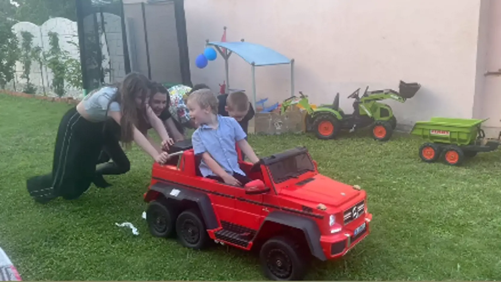 Exkluzívne zábery z narodeninovej oslavy malého Markusa. Na párty sa stretli štyri mamičky Kollárových detí - Mirka Jakubisová, mama Markusa, Monika Ostrihoňová, Barbora Balúchová a Paula Simoes. Na oslave nechýbala ani mama politika Anna.