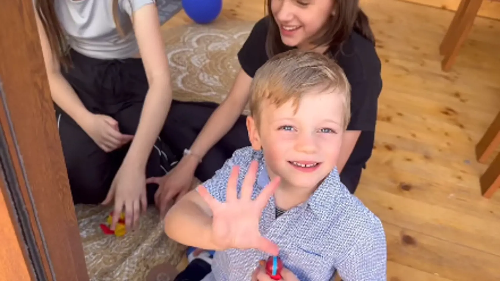 Exkluzívne zábery z narodeninovej oslavy malého Markusa. Na párty sa stretli štyri mamičky Kollárových detí - Mirka Jakubisová, mama Markusa, Monika Ostrihoňová, Barbora Balúchová a Paula Simoes. Na oslave nechýbala ani mama politika Anna.