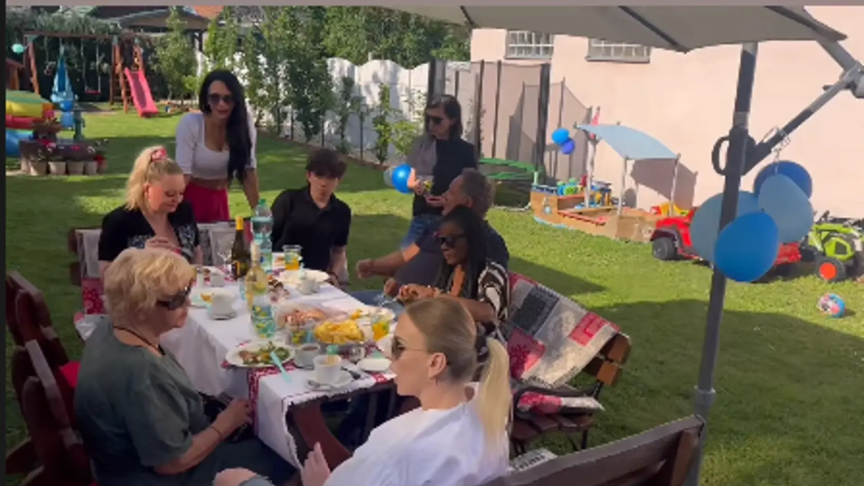 Exkluzívne zábery z narodeninovej oslavy malého Markusa. Na párty sa stretli štyri mamičky Kollárových detí - Mirka Jakubisová, mama Markusa, Monika Ostrihoňová, Barbora Balúchová a Paula Simoes. Na oslave nechýbala ani mama politika Anna.