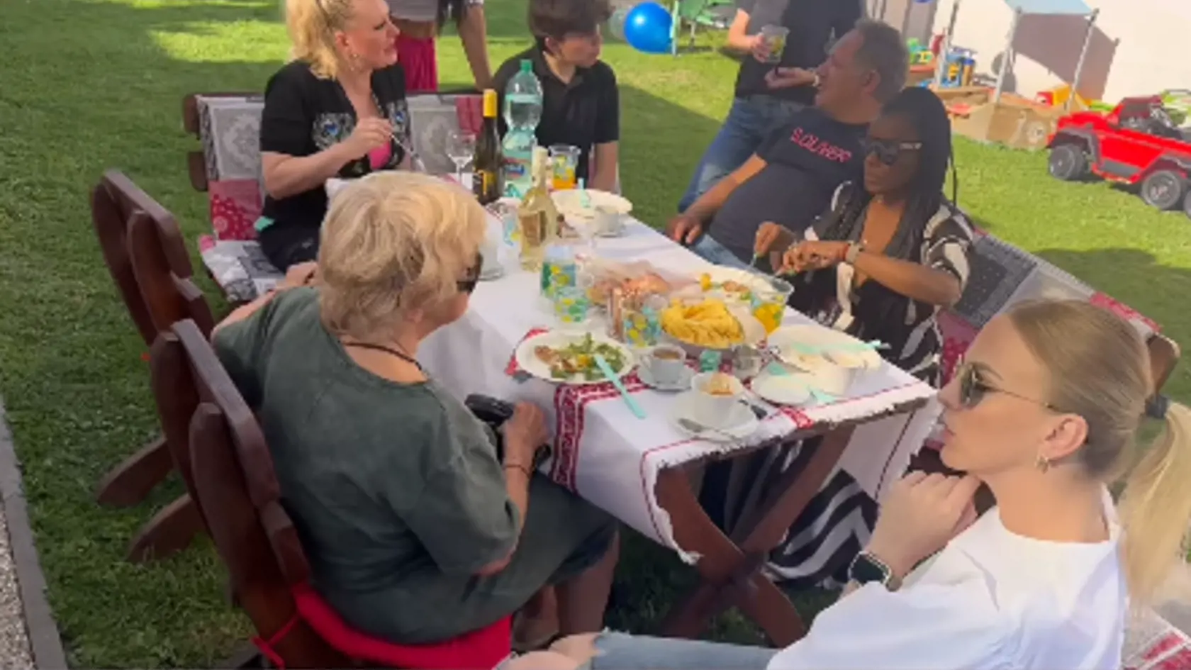 Exkluzívne zábery z narodeninovej oslavy malého Markusa. Na párty sa stretli štyri mamičky Kollárových detí - Mirka Jakubisová, mama Markusa, Monika Ostrihoňová, Barbora Balúchová a Paula Simoes. Na oslave nechýbala ani mama politika Anna.
