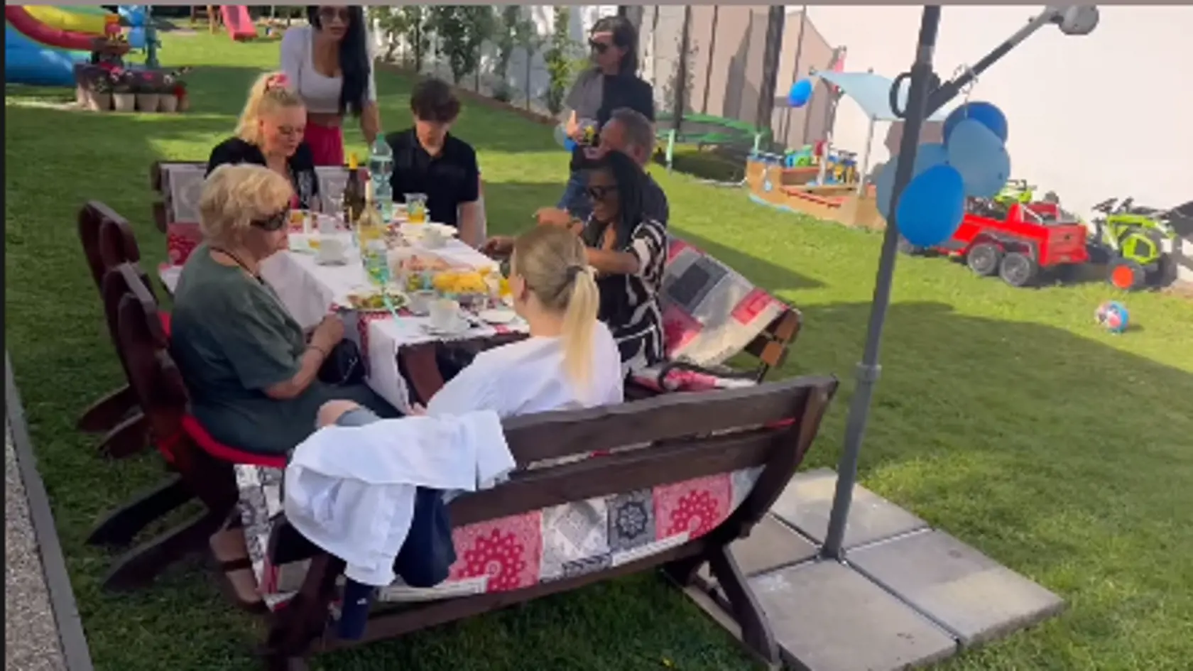 Exkluzívne zábery z narodeninovej oslavy malého Markusa. Na párty sa stretli štyri mamičky Kollárových detí - Mirka Jakubisová, mama Markusa, Monika Ostrihoňová, Barbora Balúchová a Paula Simoes. Na oslave nechýbala ani mama politika Anna.