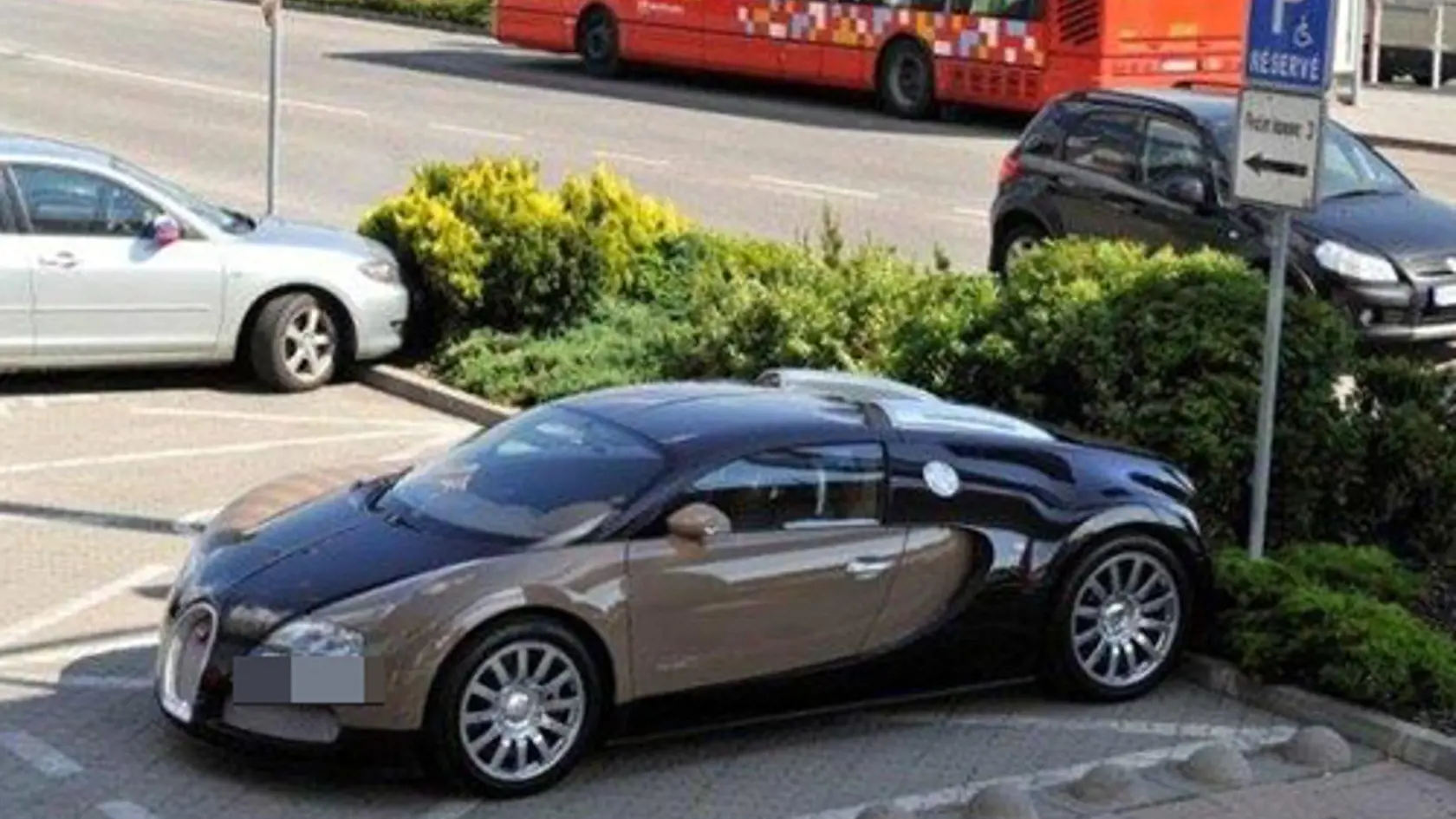 Bašternák si ale potrpel aj na drahé autá. Vlastnil Bugatti Veyron, ktorého cena sa pohybovala okolo 1,3 milióna eur! Bugatti Veyron so 16-valcovým 1001-koňovým motorom vlastnili v tom čase len dvaja Slováci. Parádne auto má najvyššiu rýchlosť cez 400 km/h a ročné náklady na údržbu sú niekoľko desiatok tisíc eur! Auto stihol pred odsúdením predať.