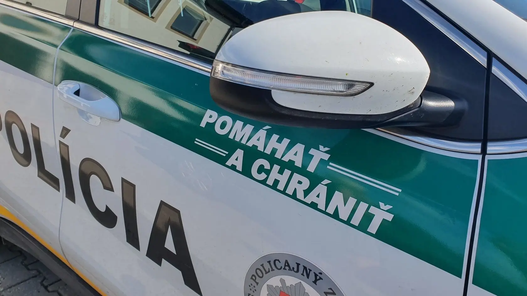 Polícia obvinila 24-ročnú Sabinovčanku, ktorá vo Vysokých Tatrách útočila na policajtov. Krajská policajná hovorkyňa z Prešova Jana Ligdayová informovala, že incident sa stal v nedeľu (18. 5.) po polnoci v Tatranskej Lomnici, keď bola hliadka preveriť ženu ako podozrivú z priestupku. 
 (ilustračné foto)