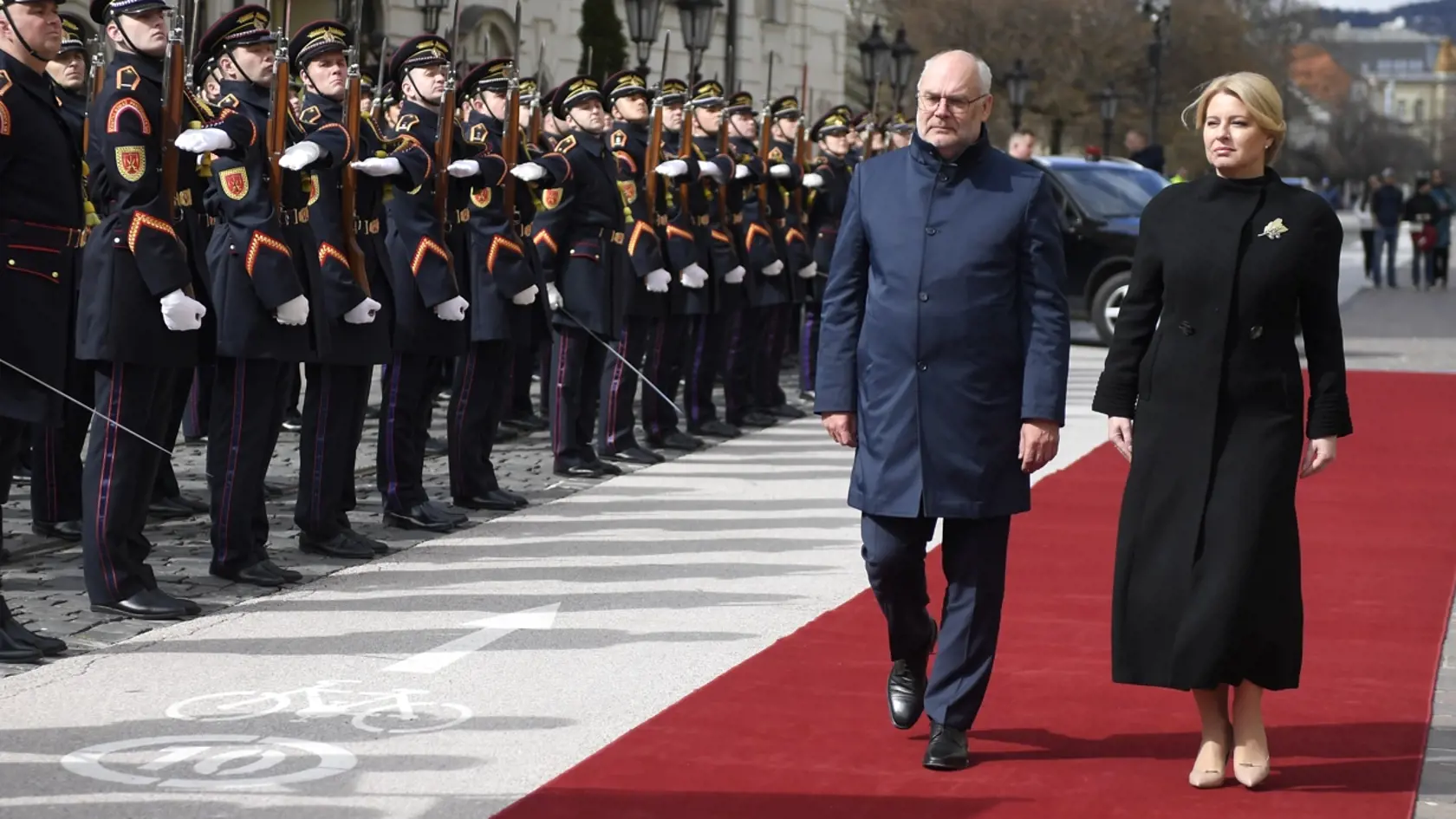 Na pozvanie prezidentky SR Zuzany Čaputovej dnes pricestoval na dvojdňovú oficiálnu návštevu Slovenska estónsky prezident Alar Karis. Prezidentka ho privítala v Košiciach, odkiaľ od pondelka úraduje. Na snímke privítací ceremoniál pred Starou radnicou v Košiciach 28. marca 2023 počas oficiálnej návštevy estónskeho prezidenta Alara Karisa v SR.