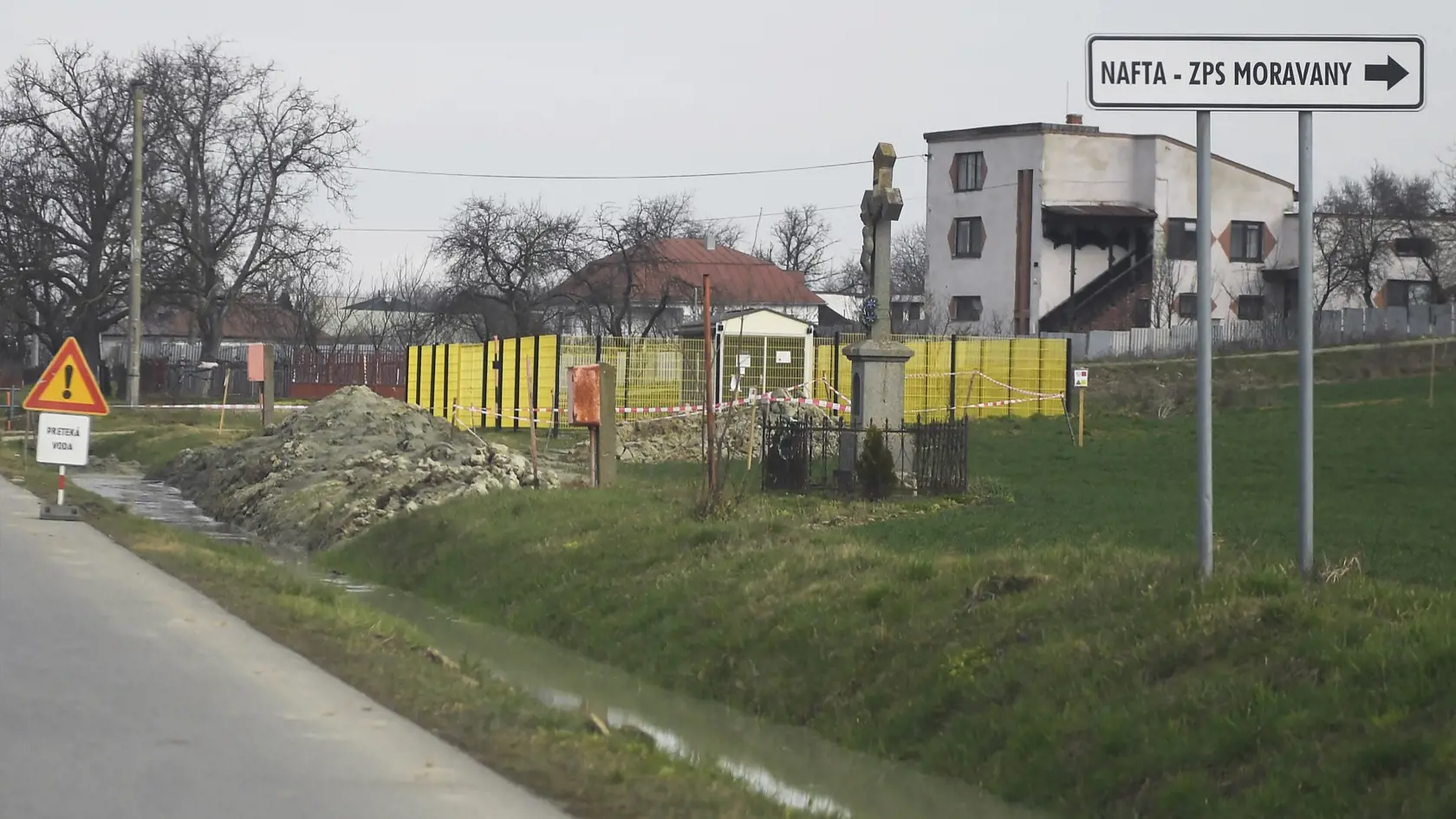 Slovenská inšpekcia životného prostredia (SIŽP) sleduje situáciu v súvislosti so starým prieskumným vrtom v lokalite Moravany v okrese Michalovce, z ktorého vyviera banská voda. Z výsledkov, ktoré zabezpečila spoločnosť Nafta, vytekajúce banské vody majú extrémne vysoký obsah chloridov. Prieskumný ložiskový vrt bol navŕtaný ešte v roku 1955 do hĺbky 251 metrov. Na snímke vyvierajúca banská voda v Moravanoch 21. marca 2023. FOTO TASR – František Iván