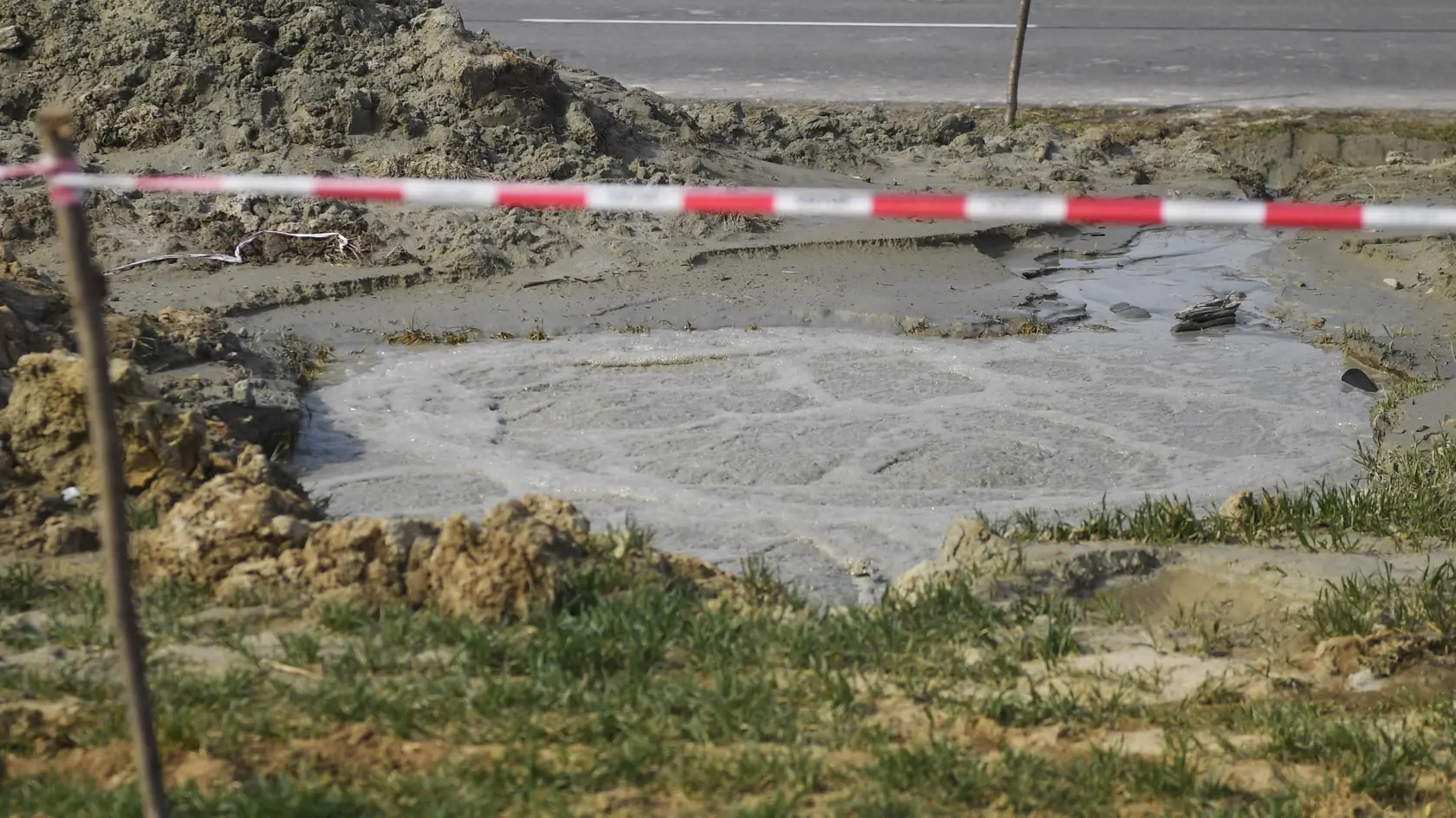 Slovenská inšpekcia životného prostredia (SIŽP) sleduje situáciu v súvislosti so starým prieskumným vrtom v lokalite Moravany v okrese Michalovce, z ktorého vyviera banská voda. Z výsledkov, ktoré zabezpečila spoločnosť Nafta, vytekajúce banské vody majú extrémne vysoký obsah chloridov. Prieskumný ložiskový vrt bol navŕtaný ešte v roku 1955 do hĺbky 251 metrov. Na snímke vyvierajúca banská voda v Moravanoch 21. marca 2023. FOTO TASR – František Iván