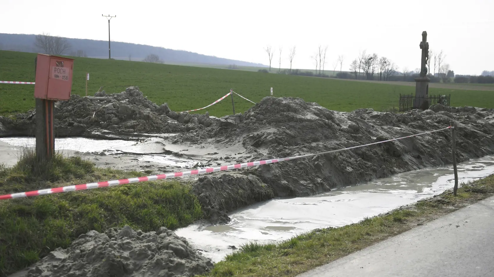 Slovenská inšpekcia životného prostredia (SIŽP) sleduje situáciu v súvislosti so starým prieskumným vrtom v lokalite Moravany v okrese Michalovce, z ktorého vyviera banská voda. Z výsledkov, ktoré zabezpečila spoločnosť Nafta, vytekajúce banské vody majú extrémne vysoký obsah chloridov. Prieskumný ložiskový vrt bol navŕtaný ešte v roku 1955 do hĺbky 251 metrov. Na snímke vyvierajúca banská voda v Moravanoch 21. marca 2023. FOTO TASR – František Iván