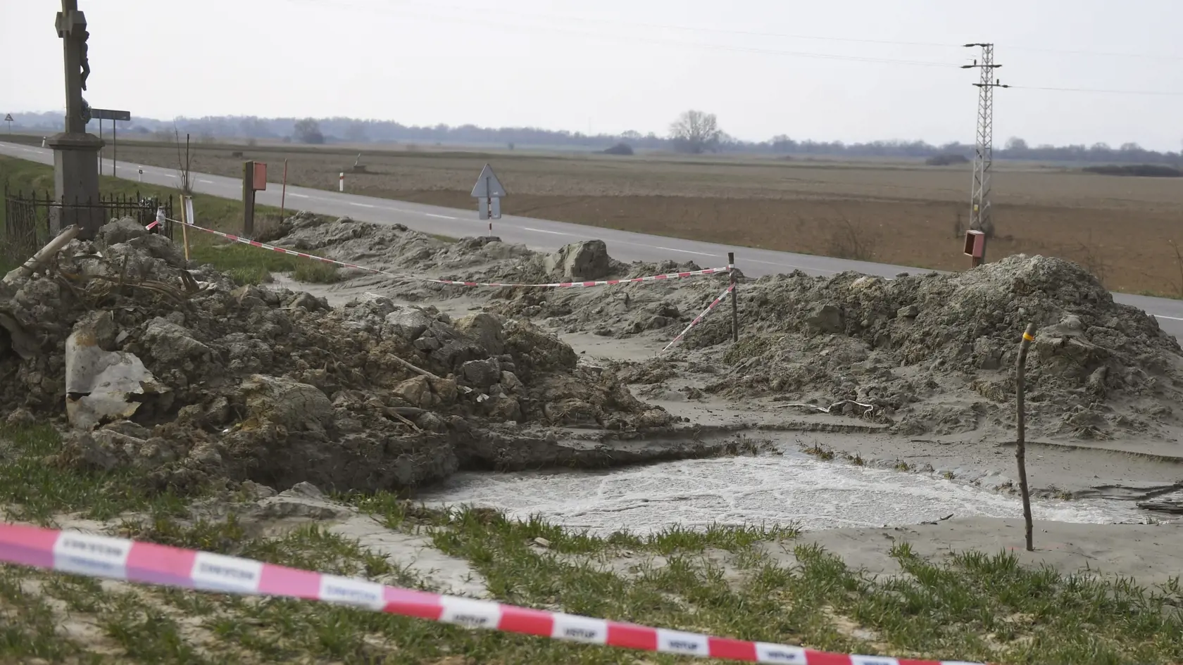 Slovenská inšpekcia životného prostredia (SIŽP) sleduje situáciu v súvislosti so starým prieskumným vrtom v lokalite Moravany v okrese Michalovce, z ktorého vyviera banská voda. Z výsledkov, ktoré zabezpečila spoločnosť Nafta, vytekajúce banské vody majú extrémne vysoký obsah chloridov. Prieskumný ložiskový vrt bol navŕtaný ešte v roku 1955 do hĺbky 251 metrov. Na snímke vyvierajúca banská voda v Moravanoch 21. marca 2023. FOTO TASR – František Iván