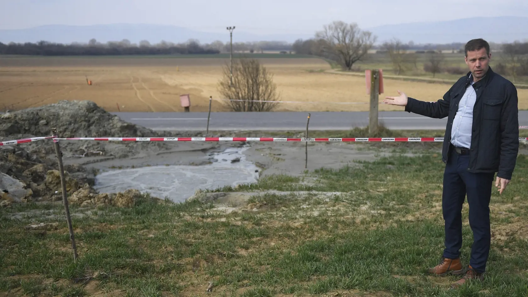 Slovenská inšpekcia životného prostredia (SIŽP) sleduje situáciu v súvislosti so starým prieskumným vrtom v lokalite Moravany v okrese Michalovce, z ktorého vyviera banská voda. Z výsledkov, ktoré zabezpečila spoločnosť Nafta, vytekajúce banské vody majú extrémne vysoký obsah chloridov. Prieskumný ložiskový vrt bol navŕtaný ešte v roku 1955 do hĺbky 251 metrov. Na snímke vyvierajúca banská voda v Moravanoch 21. marca 2023. Vpravo starosta obce Vladimír Čeklovský. FOTO TASR – František Iván