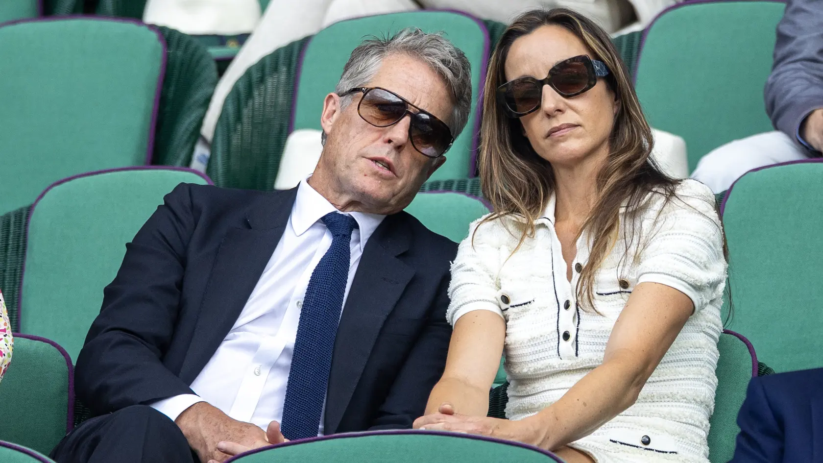Štvrťfinálový zápas vo Wimbledone medzi Novakom Djokovičom a Flaviom Cobollim sledoval aj anglický herec Hugh Grant so svojou manželkou Annou.