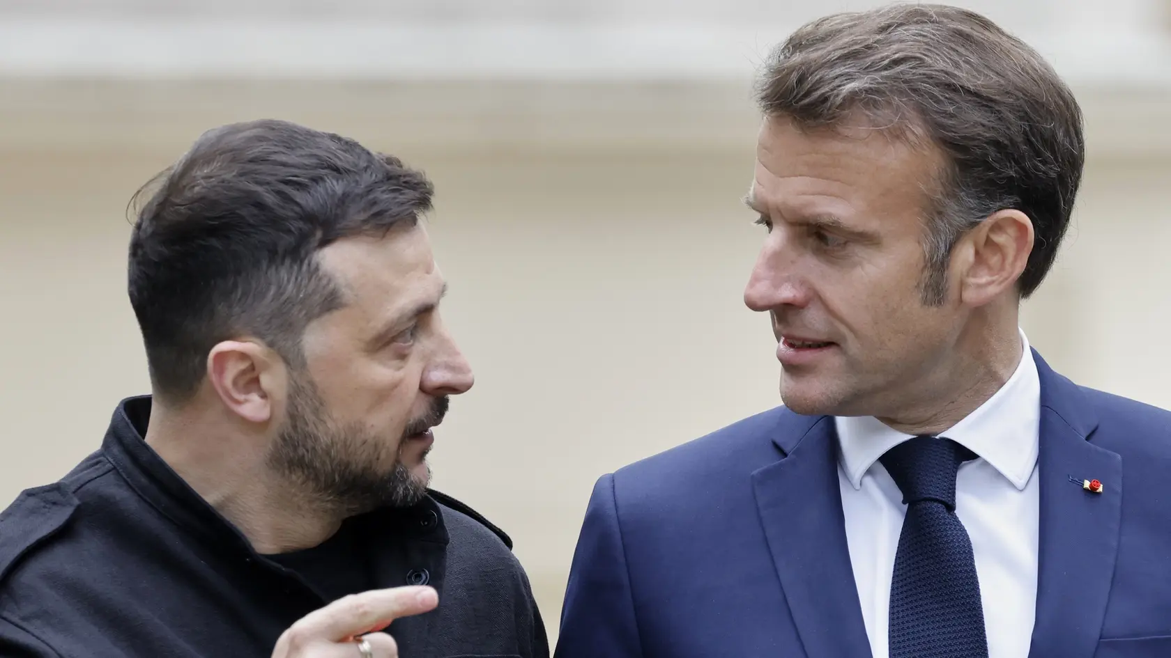 Francúzsky prezident Emmanuel Macron (vpravo) a ukrajinský prezident Volodymyr Zelenskyj diskutujú počas ich stretnutia v Kyjeve 10. mája 2025.