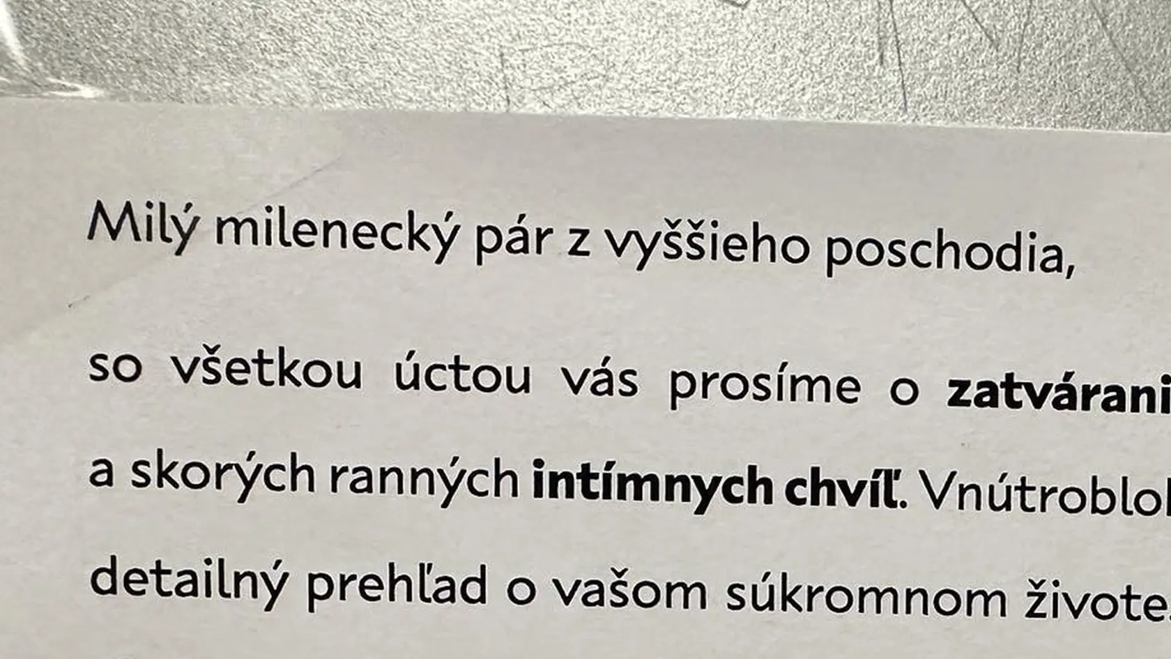 Odkaz istej slovenskej rodiny mileneckému páru, ktorý býva nad nimi, baví Slovákov.
