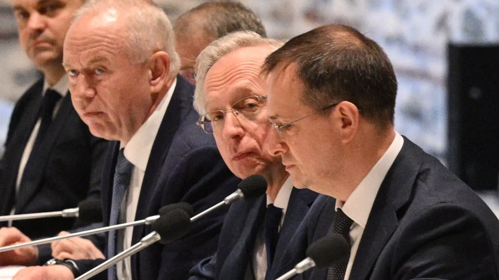 Poradca ruského prezidenta Vladimir Medinskij (vpravo) vedie ruskú delegáciu počas rokovania s delegáciou Ukrajiny v paláci Dolmabahče v Istanbule.