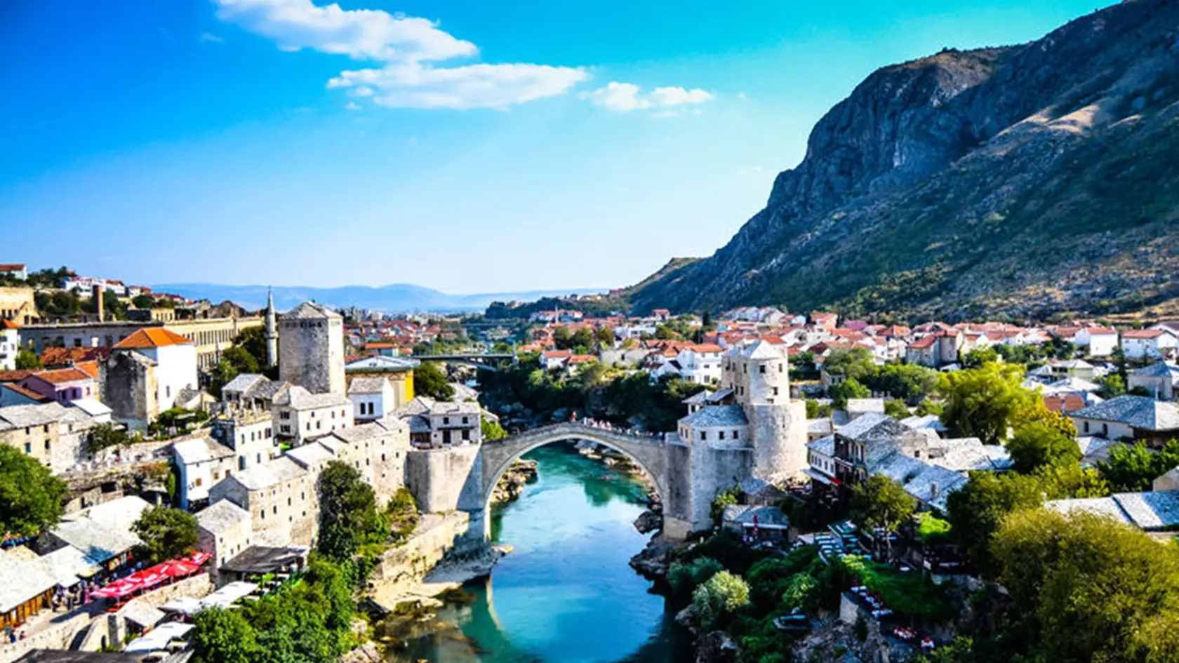 Mesto Mostar žiariace na rieke Neretva
