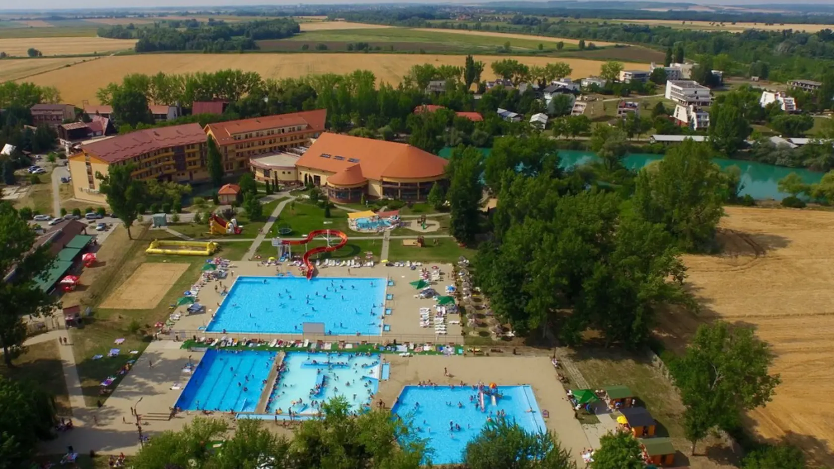 Najjužnejšia obec Slovenska – Patince - Patince ležia asi 15 km na východ od Komárna a iba kúsok od nich sa nachádza aj najjužnejší bod Slovenska. Obec je známa najmä chýrnym termálnym letoviskom, kde sa okrem kvalitného wellness centra nachádza aj viacero iných atrakcií vrátane výletu loďou po Dunaji.