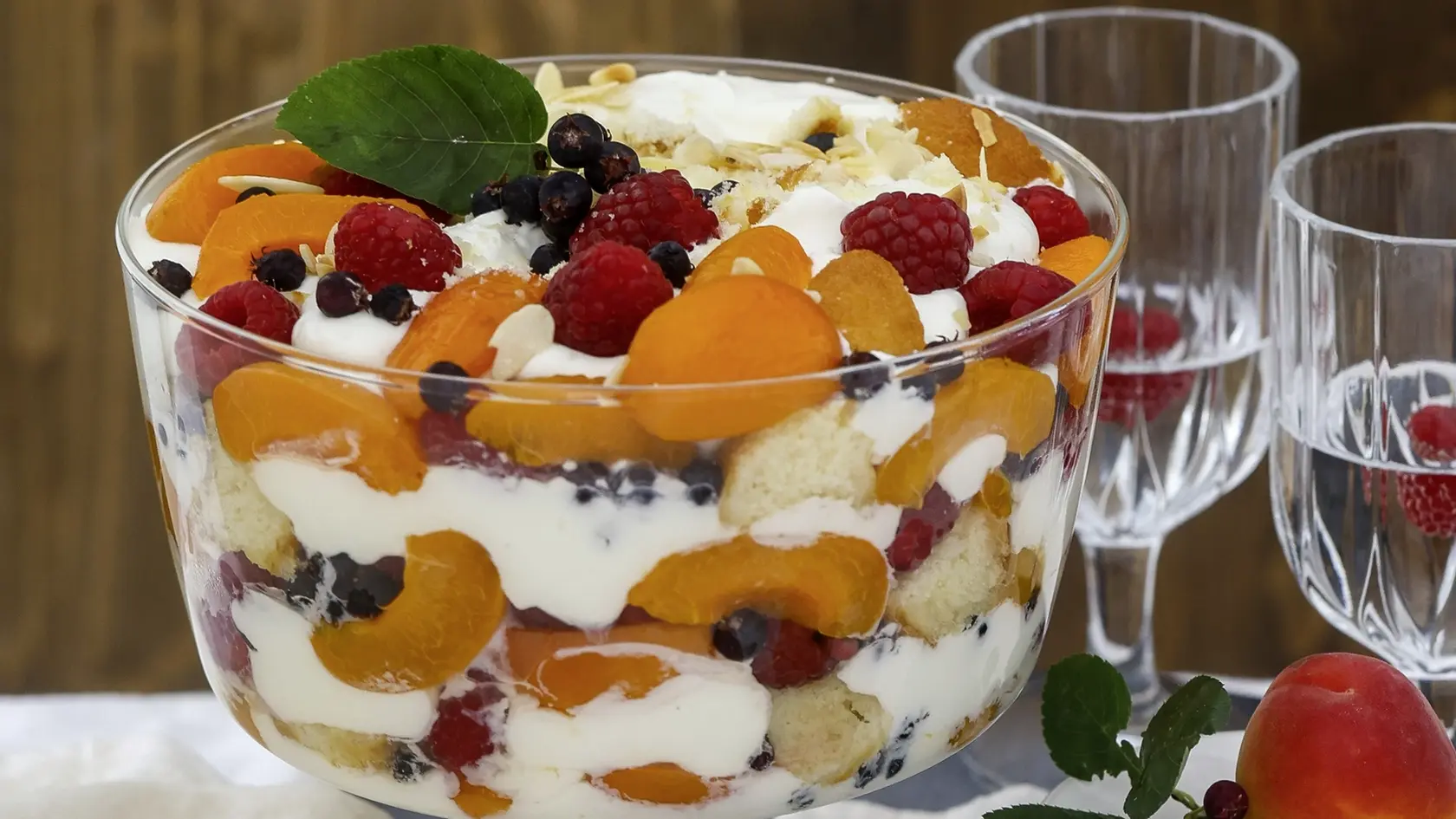 Ak hľadáte dezert, ktorý je jednoduchý na prípravu, chutný a zároveň osviežujúci, ovocný trifle je tou správnou voľbou! 