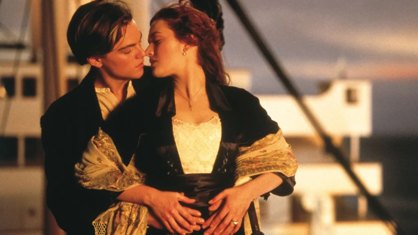 Jedna z najromantickejších scén kultového Titanicu... Rose a Jack v láskyplnom objatí. 