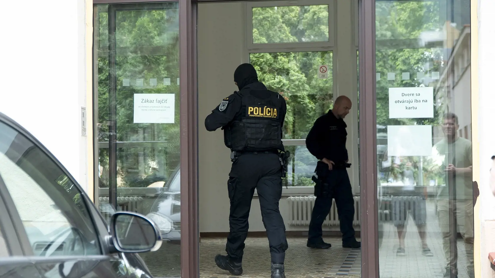 Obvineného Ukrajinca Volodymyra dnes dopoludnia priviedli kukláči na internát, kde mal zaškrtiť študentku Mariu.