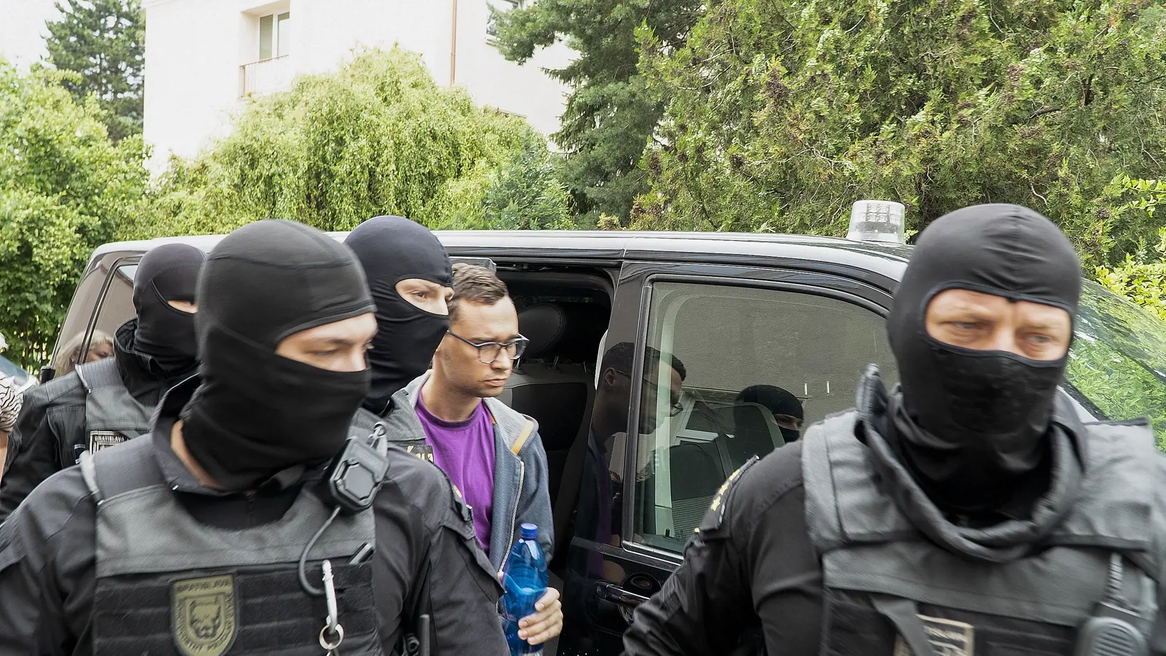 Obvineného Ukrajinca Volodymyra dnes dopoludnia priviedli kukláči na internát, kde mal zaškrtiť študentku Mariu.