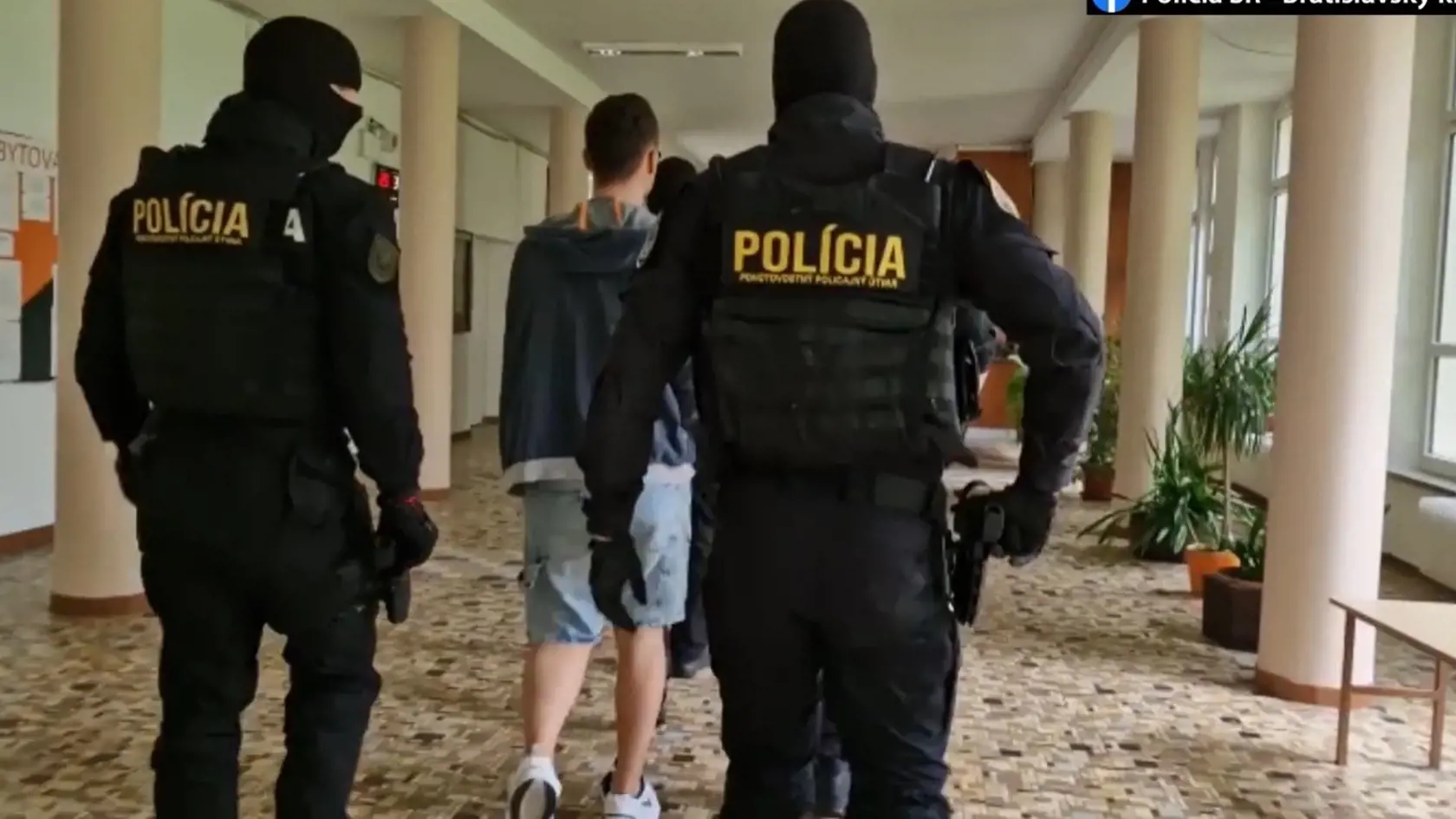 V račianskom internáte prebiehala rekoštrukcia prípadu, na mieste boli desiatky policajtov aj kriminalistický technik.
