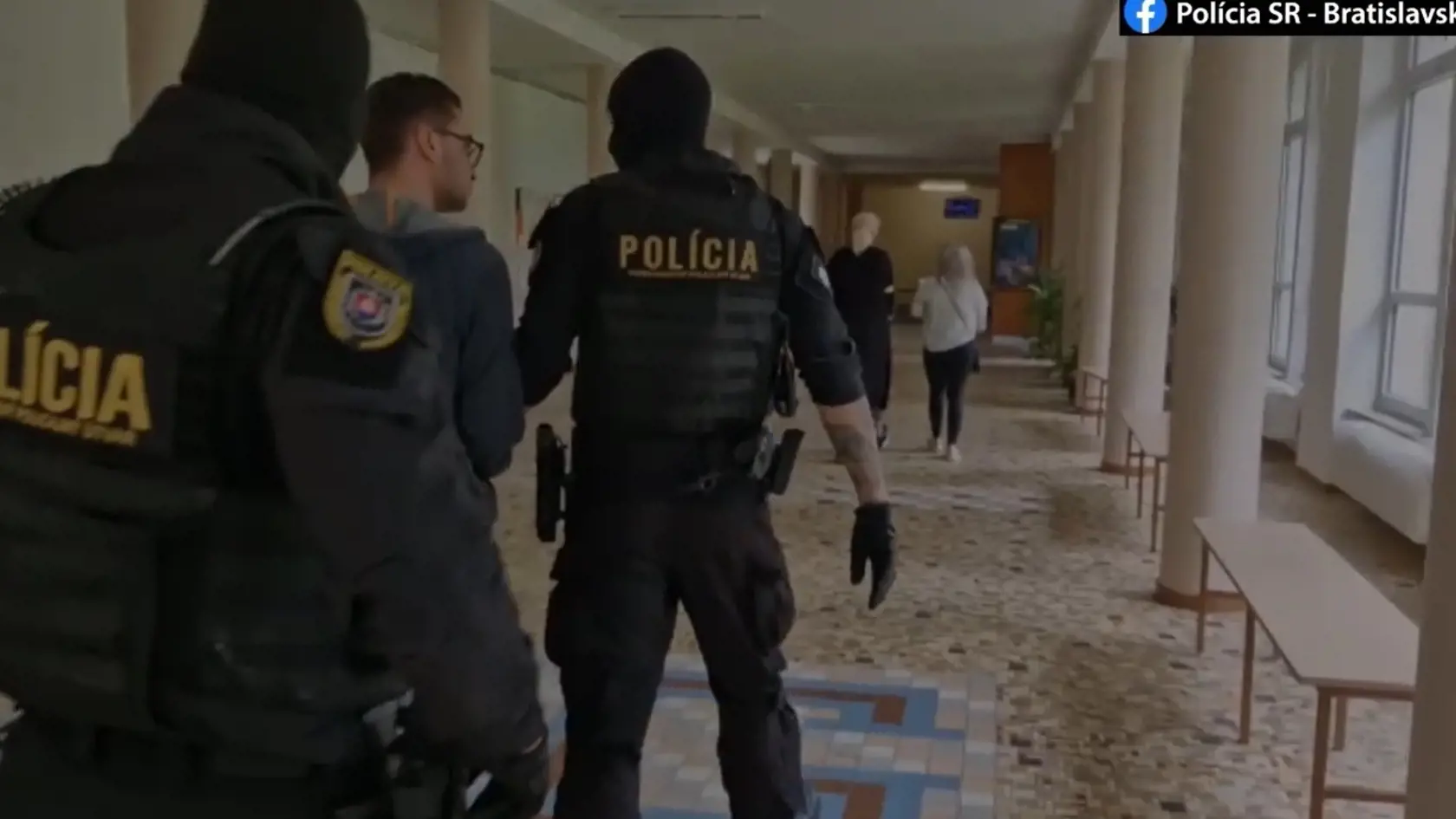 Ten sa v sprievode polície vrátil na internáty.