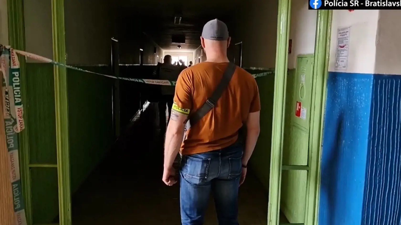 "Obvinený mal ženu vo štvrtok 2. júna krátko po 12.00 hod. chytiť za krk a začať ju škrtiť," prezradil detaily hovorca bratislavskej krajskej polície Michal Szeiff.