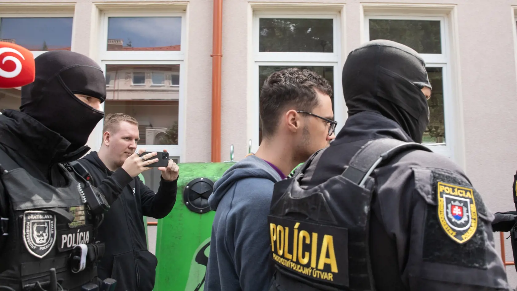 Na snímke je Volodymyr ktorý sa priznal k vražde ukrajinskej študentky Mariie na bratislavskom internáte Mladá Garda. Volodymyr objasňoval polícii podrobnosti na mieste činu.