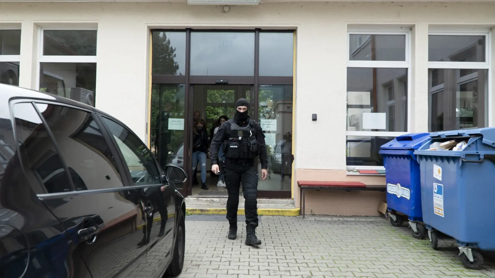 Obvineného Ukrajinca Volodymyra dnes dopoludnia priviedli kukláči na internát, kde mal zaškrtiť študentku Mariu.