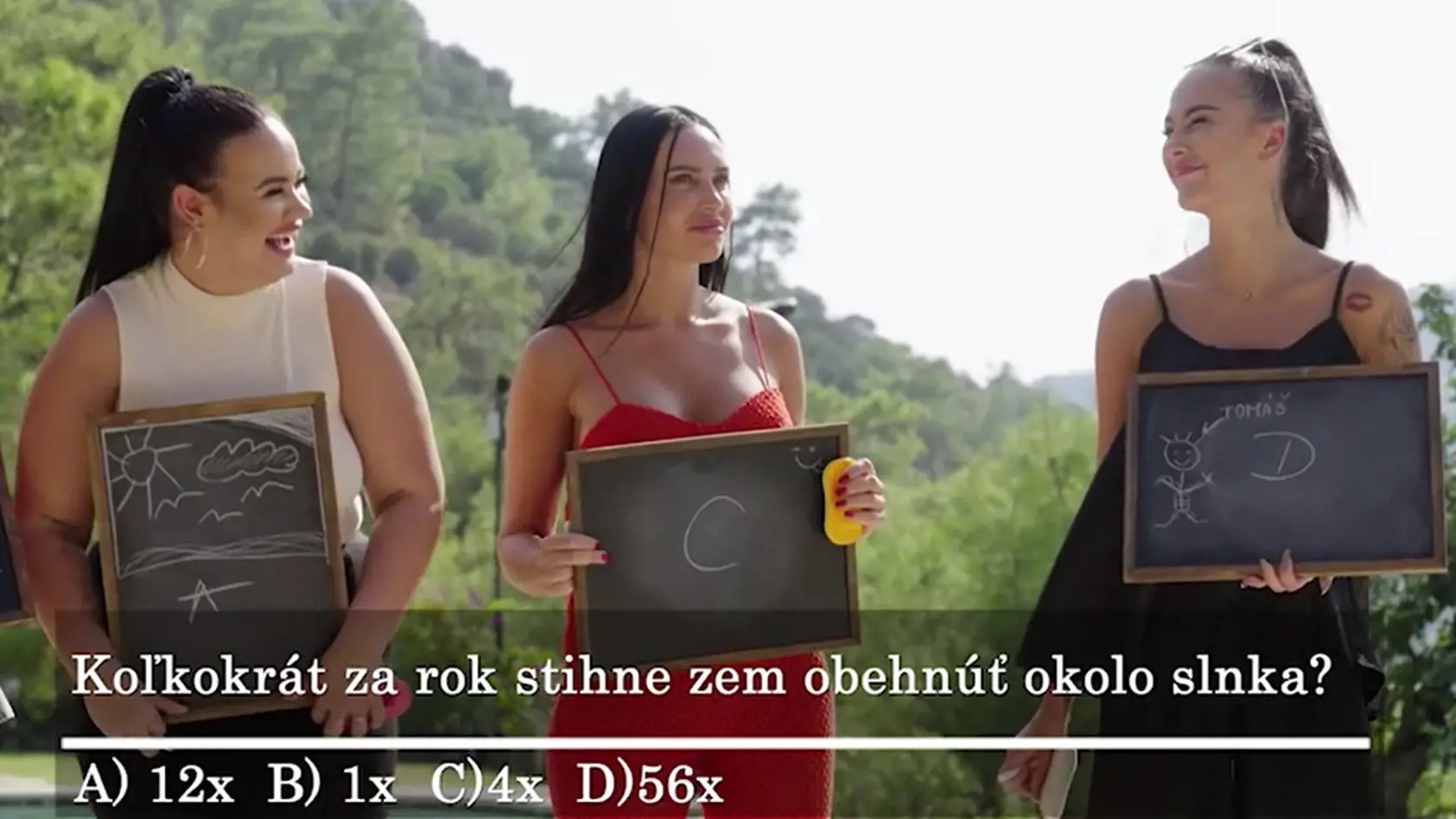 „Koľkokrát za rok stihne Zem obehnúť okolo Slnka?“ ,,56-krát," odpovedala Marcela.