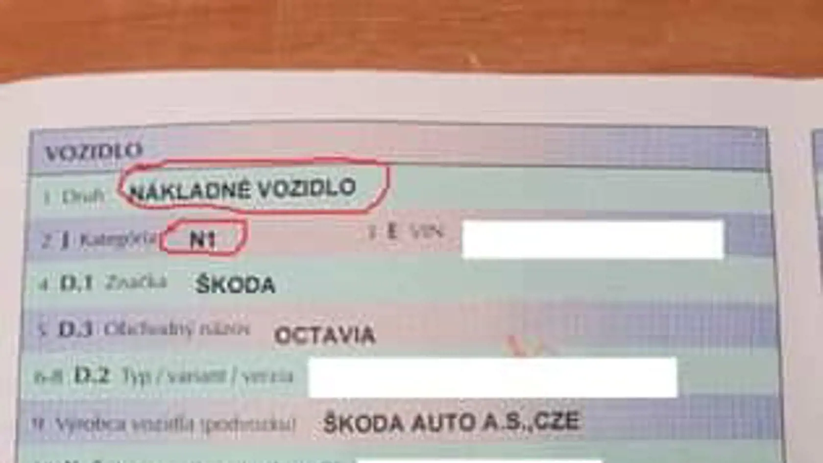 Na fotografii niečo nesedí, uhádnete čo?