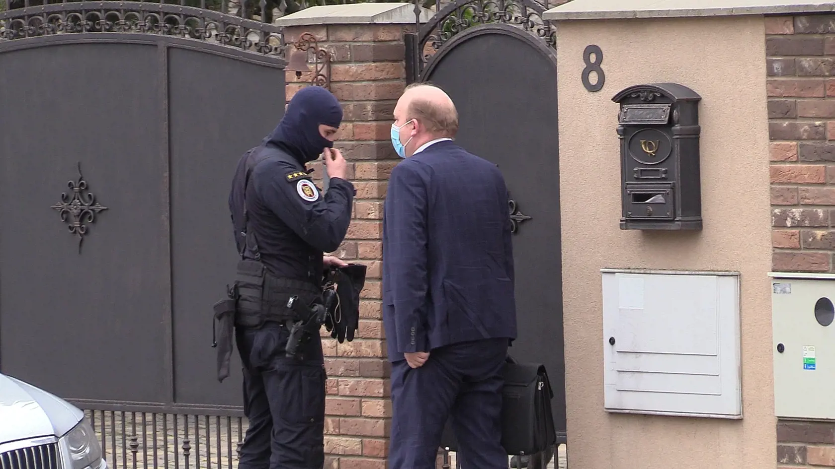 NAKA zadržala bývalého policajného prezidenta Tibora Gašpara. Spolu s ďalšími bývalými funkcionármi policajného zboru sú obvinení z niekoľkých skutkov.