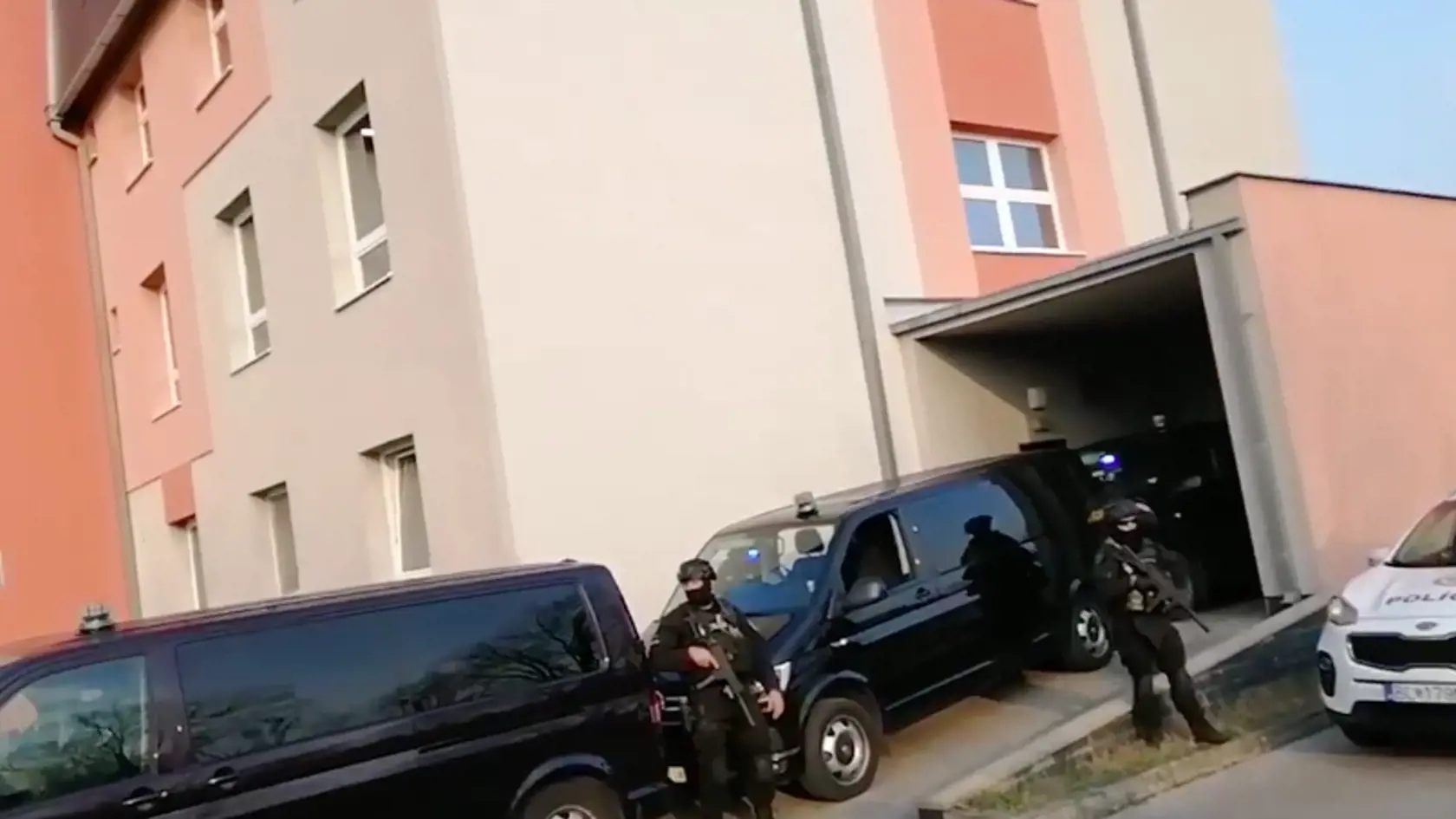 Prevoz exšéfa polície Tibora Gašpara na Špecializovaný trestný súd v Pezinku, kde sudca v nedeľu 8. novembra 2020 rozhodol o jeho vzatí do väzby.