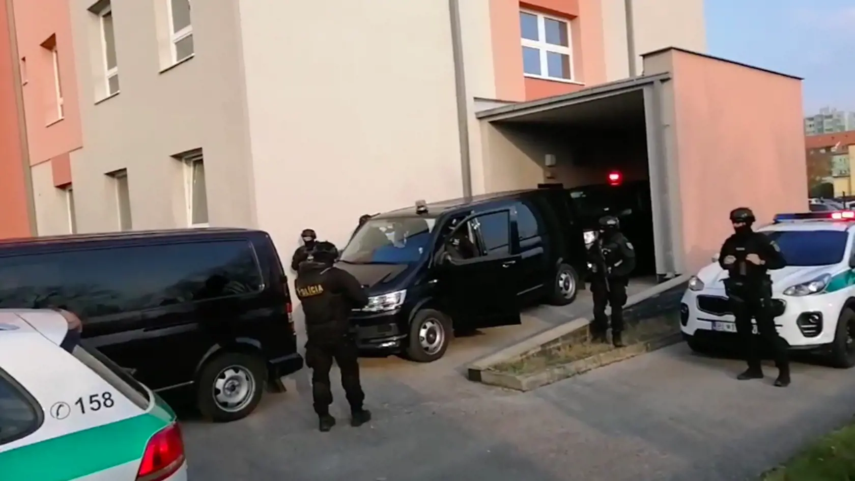 Prevoz exšéfa polície Tibora Gašpara na Špecializovaný trestný súd v Pezinku, kde sudca v nedeľu 8. novembra 2020 rozhodol o jeho vzatí do väzby.