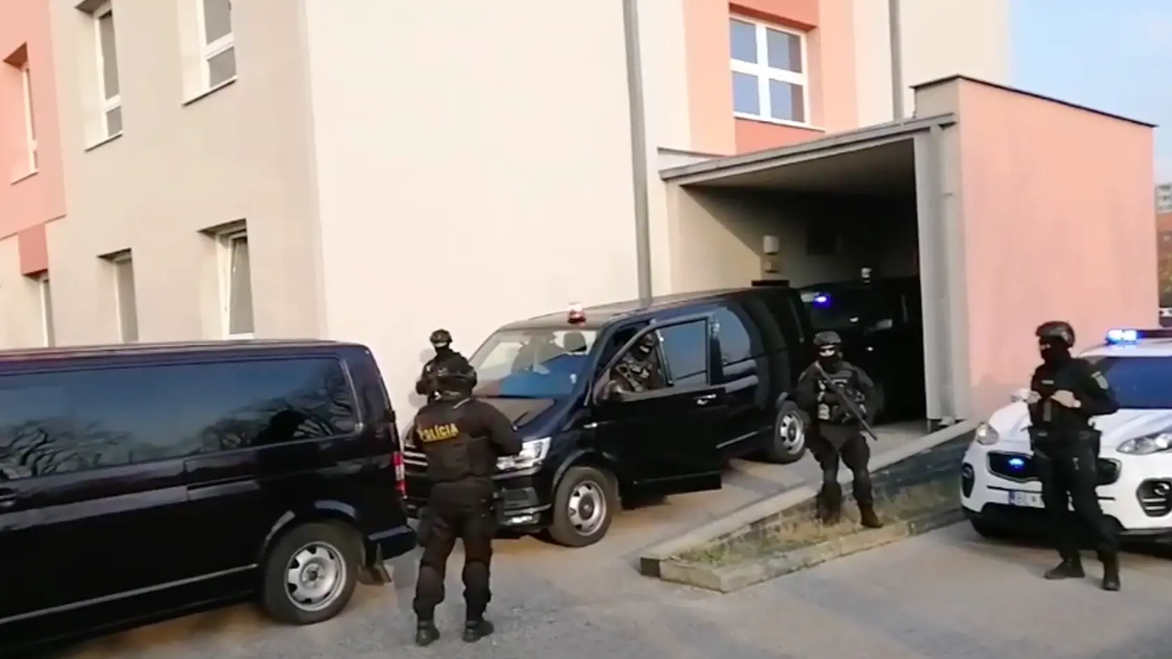 Prevoz exšéfa polície Tibora Gašpara na Špecializovaný trestný súd v Pezinku, kde sudca v nedeľu 8. novembra 2020 rozhodol o jeho vzatí do väzby.