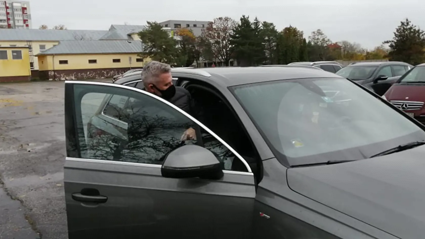Bývalý policajný prezident Tibor Gašpar pri odchode z Úradu špeciálnej prokuratúry v Pezinku.