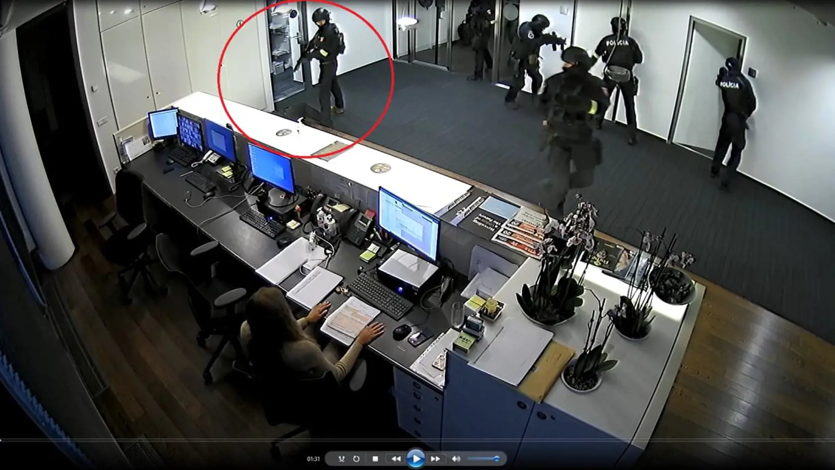 Sporný moment razie v Digital Parku: na zemi leží vrátnik. Urobil tak dobrovoľne alebo mu policajti pomohli?