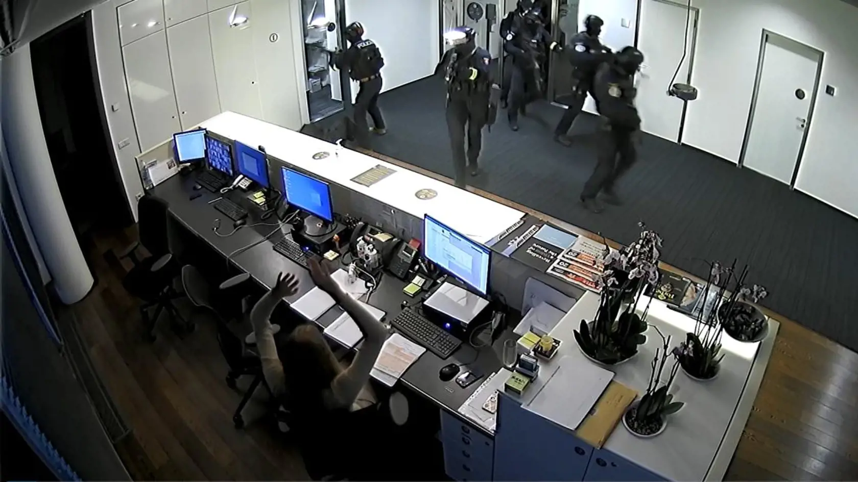 Razia v Digital Parku, december 2020. Zamestnanci museli dať ruky hore, policajti na nich mierili samopalmi.