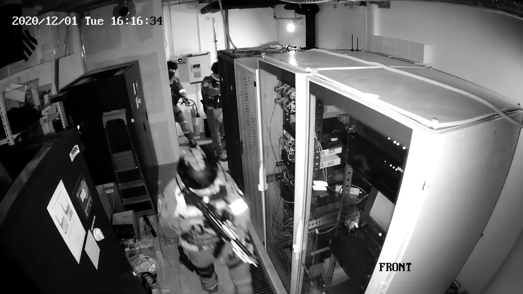Zásah Lynx Commanda v Digital Parku. Do kancelárií policajti vstupovali spôsobom, akoby od administratívnych pracovníkov očakávali ostrú paľbu. Podobne konali aj na recepcii, kde donútili strážnika, aby si ľahol na zem.